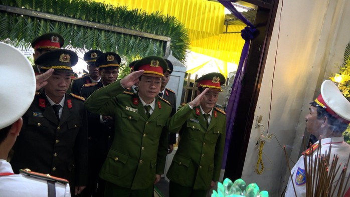 Thăng cấp bậc hàm lên trung tá cho phó công an phường bị kẻ tâm thần đâm tử vong- Ảnh 2. Thăng cấp bậc hàm lên trung tá cho phó công an phường bị kẻ tâm thần đâm tử vong- Ảnh 2.