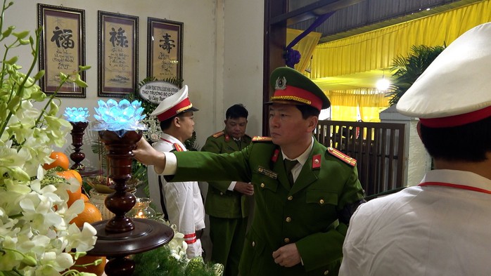 Thăng cấp bậc hàm lên trung tá cho phó công an phường bị kẻ tâm thần đâm tử vong- Ảnh 1. Thăng cấp bậc hàm lên trung tá cho phó công an phường bị kẻ tâm thần đâm tử vong- Ảnh 1.