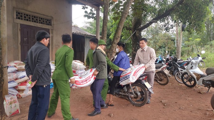 Vụ "hôi của" xe tải bị lật: "Tôi rất áy náy!"- Ảnh 1. Vụ "hôi của" xe tải bị lật: "Tôi rất áy náy!"- Ảnh 1.