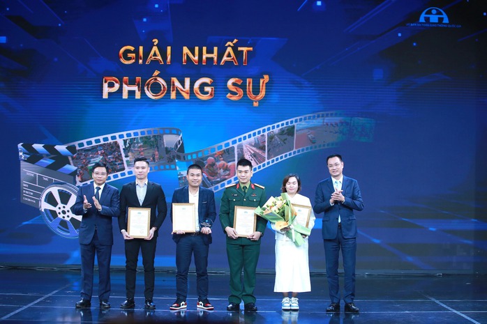 Trao giải Nhất hạng mục Phóng sự cho nhóm tác giả tại lễ trao giải Liên hoan phim toàn quốc về An toàn giao thông năm 2023