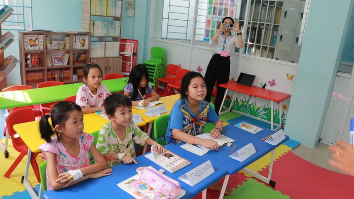 “Lớp học vui vẻ” cho trẻ nhỏ trong bệnh viện- Ảnh 4. “Lớp học vui vẻ” cho trẻ nhỏ trong bệnh viện- Ảnh 4.