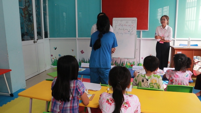 “Lớp học vui vẻ” cho trẻ nhỏ trong bệnh viện- Ảnh 1. “Lớp học vui vẻ” cho trẻ nhỏ trong bệnh viện- Ảnh 1.