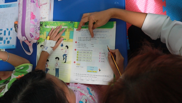 “Lớp học vui vẻ” cho trẻ nhỏ trong bệnh viện- Ảnh 5. “Lớp học vui vẻ” cho trẻ nhỏ trong bệnh viện- Ảnh 5.