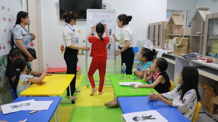 “Lớp học vui vẻ” cho trẻ nhỏ trong bệnh viện- Ảnh 6. “Lớp học vui vẻ” cho trẻ nhỏ trong bệnh viện- Ảnh 6.
