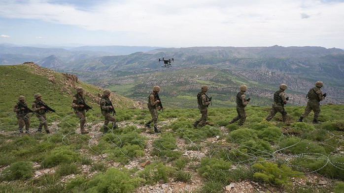 Binh sĩ Thổ Nhĩ Kỳ trong một lần tiến quân ở núi Qandil (Iraq) để tấn công PKK. Ảnh: Anadolu Binh sĩ Thổ Nhĩ Kỳ trong một lần tiến quân ở núi Qandil (Iraq) để tấn công PKK. Ảnh: Anadolu