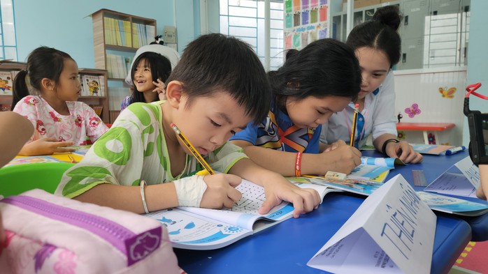 “Lớp học vui vẻ” cho trẻ nhỏ trong bệnh viện- Ảnh 2. “Lớp học vui vẻ” cho trẻ nhỏ trong bệnh viện- Ảnh 2.