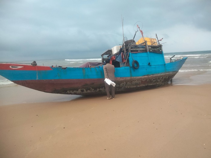 Phát hiện "tàu ma" trôi dạt vào bờ biển Quảng Bình- Ảnh 1. Phát hiện "tàu ma" trôi dạt vào bờ biển Quảng Bình- Ảnh 1.