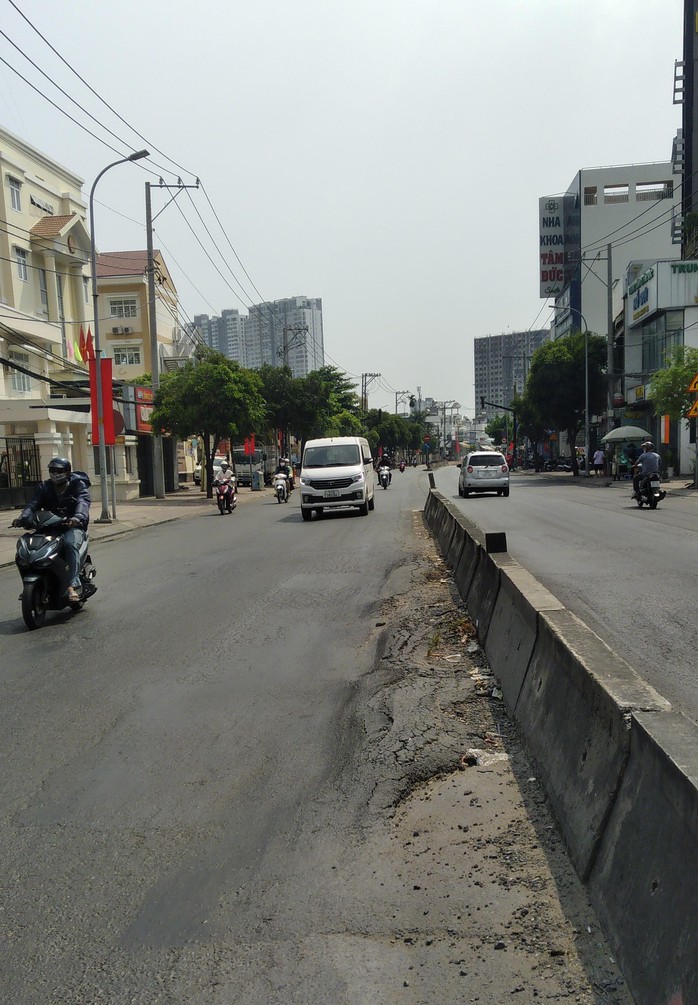 Mặt đường bị sụt lún- Ảnh 1. Mặt đường bị sụt lún- Ảnh 1.