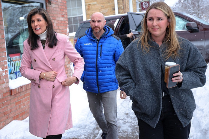 Bà Nikki Haley (trái), cựu đại sứ Mỹ tại Liên Hiệp Quốc, vận động tranh cử tại bang Iowa hôm 13-1Ảnh: Reuters Bà Nikki Haley (trái), cựu đại sứ Mỹ tại Liên Hiệp Quốc, vận động tranh cử tại bang Iowa hôm 13-1Ảnh: Reuters