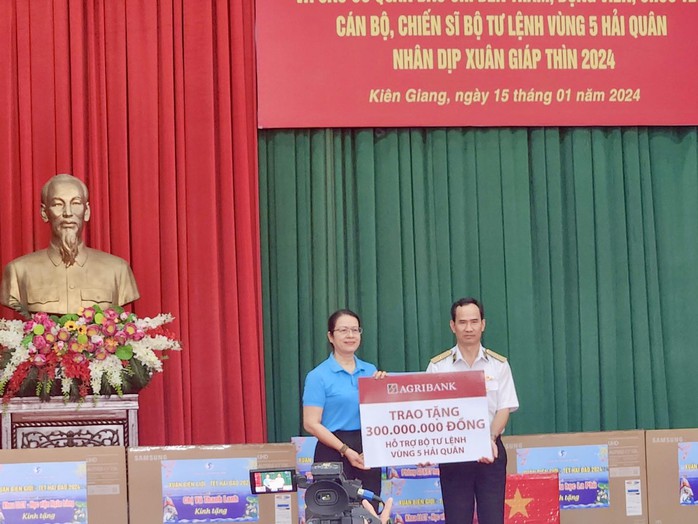 Nhiều tỉnh thành, doanh nghiệp tặng quà Tết quân dân các đảo Tây Nam- Ảnh 3. Nhiều tỉnh thành, doanh nghiệp tặng quà Tết quân dân các đảo Tây Nam- Ảnh 3.