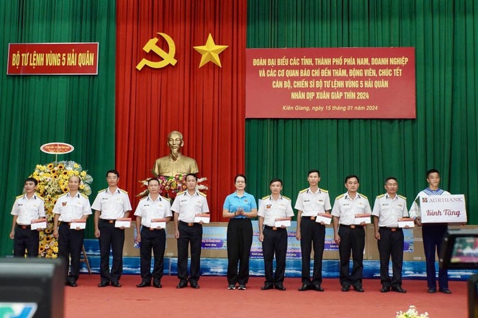 Nhiều tỉnh thành, doanh nghiệp tặng quà Tết quân dân các đảo Tây Nam- Ảnh 1. Nhiều tỉnh thành, doanh nghiệp tặng quà Tết quân dân các đảo Tây Nam- Ảnh 1.