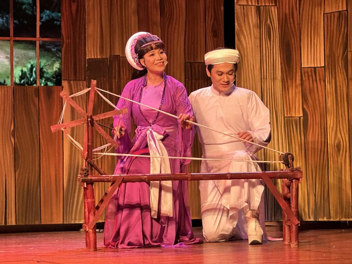 Xem Nguyễn Văn Khởi diễn "Bên cầu dệt lụa", khán giả nhớ NSƯT Thanh Sang- Ảnh 2. Xem Nguyễn Văn Khởi diễn "Bên cầu dệt lụa", khán giả nhớ NSƯT Thanh Sang- Ảnh 2.