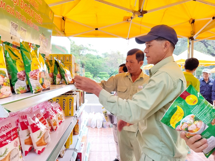 Những phiên chợ nghĩa tình- Ảnh 1. Những phiên chợ nghĩa tình- Ảnh 1.