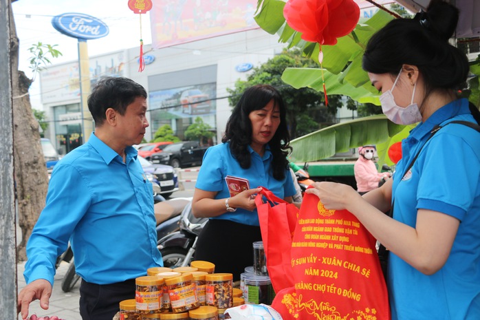 Chợ Tết Công đoàn 2024 mang niềm vui đến với người lao động- Ảnh 2. Chợ Tết Công đoàn 2024 mang niềm vui đến với người lao động- Ảnh 2.