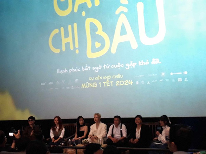 Diệu Nhi – Anh Tú "hồn ai nấy giữ" khi ra ngoài làm việc- Ảnh 5. Diệu Nhi – Anh Tú "hồn ai nấy giữ" khi ra ngoài làm việc- Ảnh 5.