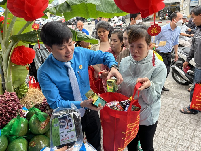 Chợ Tết Công đoàn 2024 mang niềm vui đến với người lao động- Ảnh 4. Chợ Tết Công đoàn 2024 mang niềm vui đến với người lao động- Ảnh 4.