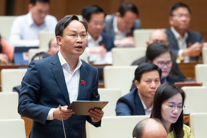 Đại biểu Quốc hội: Người dân cầm cố số đỏ vay ngân hàng 300 triệu, phải mua bảo hiểm tới 20 triệu- Ảnh 1. Đại biểu Quốc hội: Người dân cầm cố số đỏ vay ngân hàng 300 triệu, phải mua bảo hiểm tới 20 triệu- Ảnh 1.