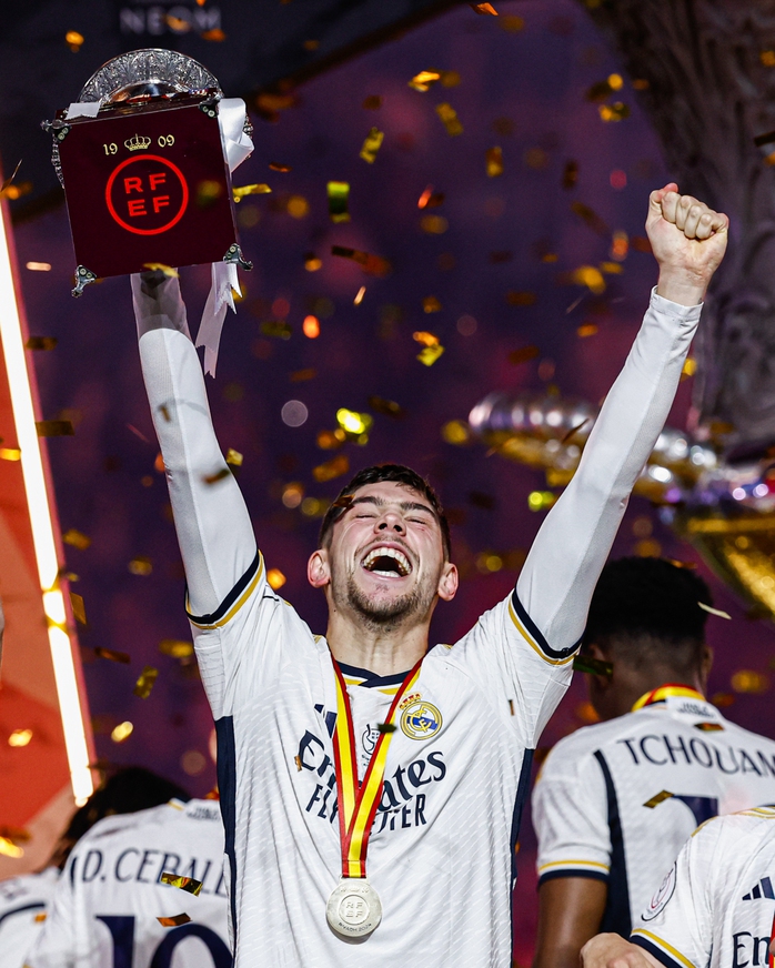 Thắng gọn Barcelona, Real Madrid lên ngôi vô địch Siêu cúp Tây Ban Nha- Ảnh 3. Thắng gọn Barcelona, Real Madrid lên ngôi vô địch Siêu cúp Tây Ban Nha- Ảnh 3.