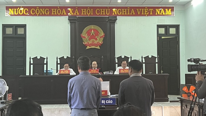 Giám đốc và kế toán CDC Thừa Thiên - Huế được "lại quả" hơn 200 triệu đồng sau chỉ định trúng 8 gói thầu- Ảnh 2. Giám đốc và kế toán CDC Thừa Thiên - Huế được "lại quả" hơn 200 triệu đồng sau chỉ định trúng 8 gói thầu- Ảnh 2.