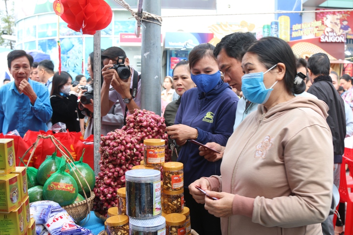 Chợ Tết Công đoàn 2024 mang niềm vui đến với người lao động- Ảnh 5. Chợ Tết Công đoàn 2024 mang niềm vui đến với người lao động- Ảnh 5.