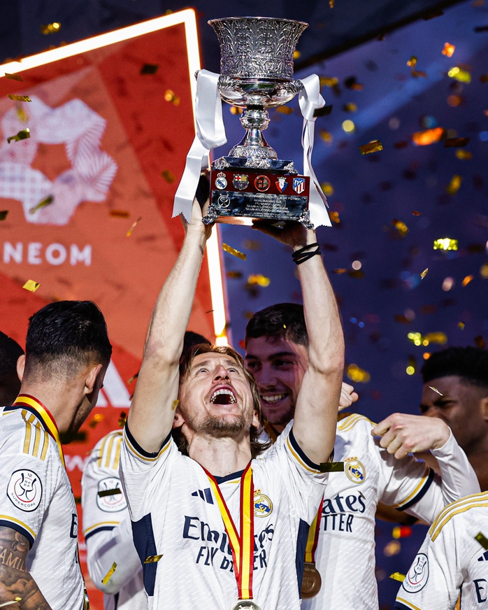 Thắng gọn Barcelona, Real Madrid lên ngôi vô địch Siêu cúp Tây Ban Nha- Ảnh 4. Thắng gọn Barcelona, Real Madrid lên ngôi vô địch Siêu cúp Tây Ban Nha- Ảnh 4.