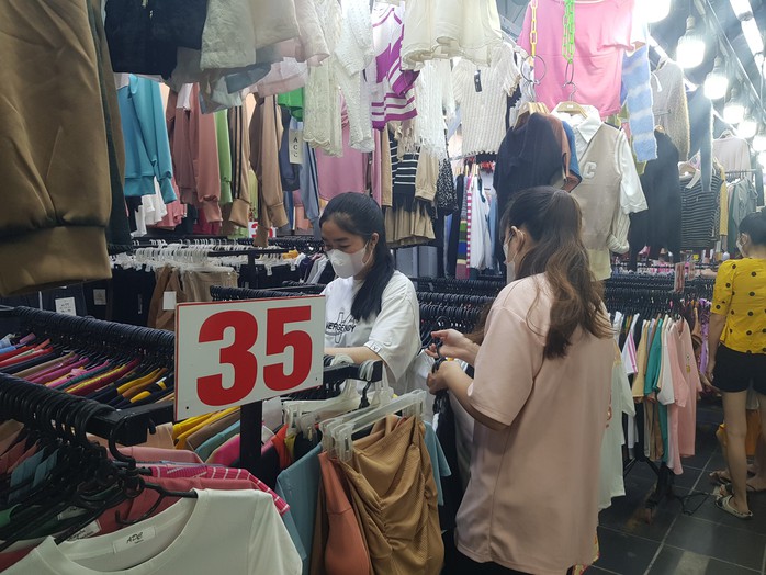 Đìu hiu chợ Tết công nhân- Ảnh 6. Đìu hiu chợ Tết công nhân- Ảnh 6.