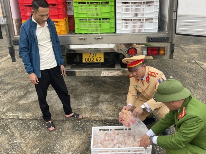 Phát hiện 4 tấn thịt gà đông lạnh chưa rõ nguồn gốc trên xe tải ở Quảng Bình- Ảnh 1. Phát hiện 4 tấn thịt gà đông lạnh chưa rõ nguồn gốc trên xe tải ở Quảng Bình- Ảnh 1.