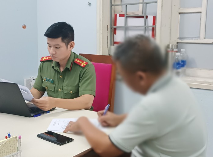 Bị xử lý vì hóng hớt chuyện hàng xóm rồi đăng lên TikTok- Ảnh 2. Bị xử lý vì hóng hớt chuyện hàng xóm rồi đăng lên TikTok- Ảnh 2.