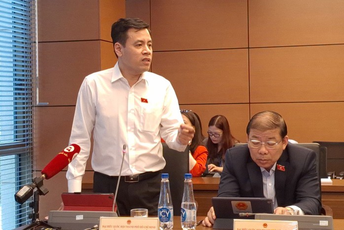 Đại biểu Quốc hội Trần Anh Tuấn (đoàn TP HCM) phát biểu ý kiến thảo luận tại tổ Ảnh: VĂN DUẨN Đại biểu Quốc hội Trần Anh Tuấn (đoàn TP HCM) phát biểu ý kiến thảo luận tại tổ Ảnh: VĂN DUẨN