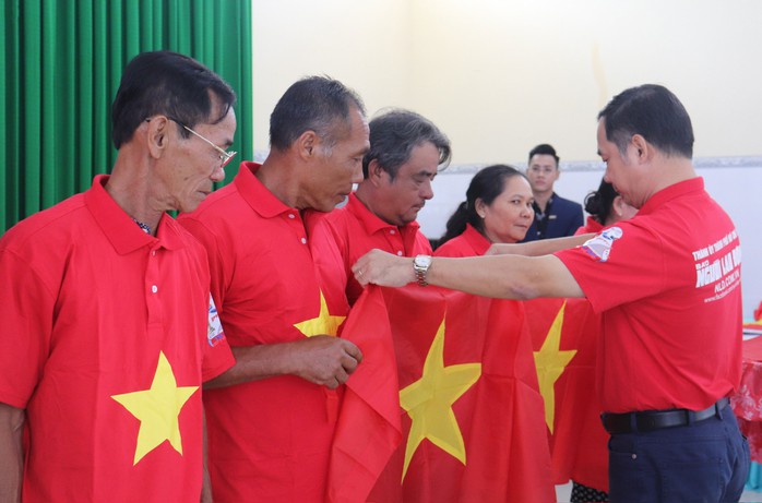 Ông Nguyễn Tố Bình - Ủy viên Ban Biên tập, Phó Tổng Thư ký Tòa soạn Báo Người Lao Động - trao cờ Tổ quốc cho ngư dân tỉnh Trà Vinh Ảnh: KIM NGÂN Ông Nguyễn Tố Bình - Ủy viên Ban Biên tập, Phó Tổng Thư ký Tòa soạn Báo Người Lao Động - trao cờ Tổ quốc cho ngư dân tỉnh Trà Vinh Ảnh: KIM NGÂN