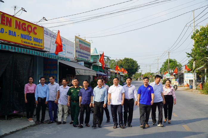 Rợp bóng cờ Tổ quốc trên tuyến hẻm vừa được nâng cấp- Ảnh 4. Rợp bóng cờ Tổ quốc trên tuyến hẻm vừa được nâng cấp- Ảnh 4.