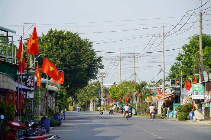 Rợp bóng cờ Tổ quốc trên tuyến hẻm vừa được nâng cấp- Ảnh 5. Rợp bóng cờ Tổ quốc trên tuyến hẻm vừa được nâng cấp- Ảnh 5.