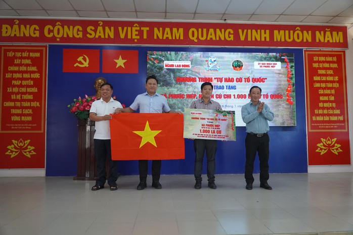 Rợp bóng cờ Tổ quốc trên tuyến hẻm vừa được nâng cấp- Ảnh 2. Rợp bóng cờ Tổ quốc trên tuyến hẻm vừa được nâng cấp- Ảnh 2.