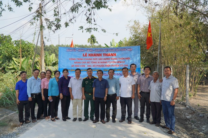 Rợp bóng cờ Tổ quốc trên tuyến hẻm vừa được nâng cấp- Ảnh 1. Rợp bóng cờ Tổ quốc trên tuyến hẻm vừa được nâng cấp- Ảnh 1.
