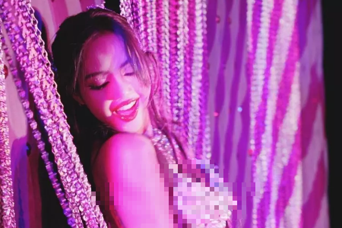 Lisa của Blackpink tự muốn nhảy thoát y- Ảnh 3. Lisa của Blackpink tự muốn nhảy thoát y- Ảnh 3.