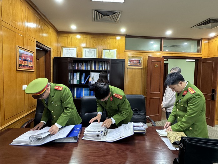 Công an TP HCM bắt tạm giam Phó Cục trưởng Cục Đăng kiểm Việt Nam- Ảnh 7. Công an TP HCM bắt tạm giam Phó Cục trưởng Cục Đăng kiểm Việt Nam- Ảnh 7.