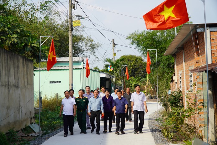 Rợp bóng cờ Tổ quốc trên tuyến hẻm vừa được nâng cấp- Ảnh 3. Rợp bóng cờ Tổ quốc trên tuyến hẻm vừa được nâng cấp- Ảnh 3.