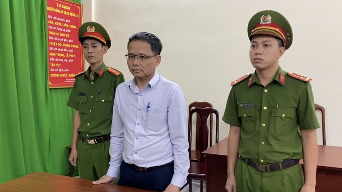 Công an TP HCM bắt tạm giam Phó Cục trưởng Cục Đăng kiểm Việt Nam- Ảnh 1. Công an TP HCM bắt tạm giam Phó Cục trưởng Cục Đăng kiểm Việt Nam- Ảnh 1.