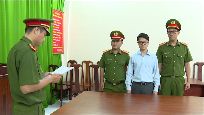 Công an TP HCM bắt tạm giam Phó Cục trưởng Cục Đăng kiểm Việt Nam- Ảnh 4. Công an TP HCM bắt tạm giam Phó Cục trưởng Cục Đăng kiểm Việt Nam- Ảnh 4.