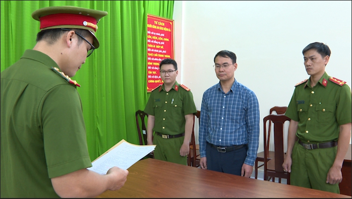 Công an TP HCM bắt tạm giam Phó Cục trưởng Cục Đăng kiểm Việt Nam- Ảnh 2. Công an TP HCM bắt tạm giam Phó Cục trưởng Cục Đăng kiểm Việt Nam- Ảnh 2.