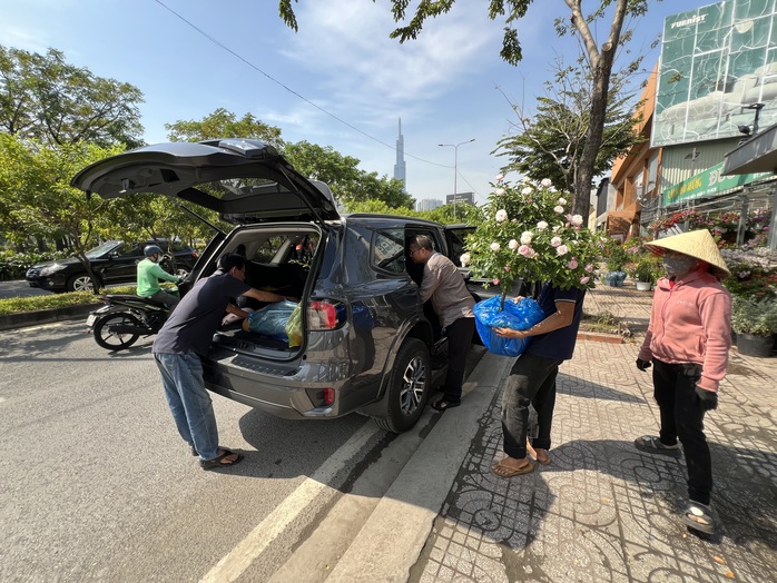 Hoa kiểng Tết tràn ra đường, giá dễ chịu - Ảnh 8. Hoa kiểng Tết tràn ra đường, giá dễ chịu - Ảnh 8.
