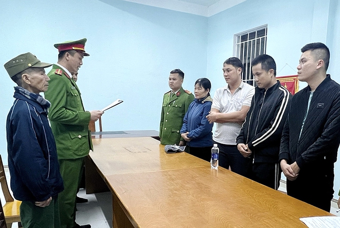 Bắt giữ 7 đối tượng đánh bạc ở Quảng Bình- Ảnh 1. Bắt giữ 7 đối tượng đánh bạc ở Quảng Bình- Ảnh 1.