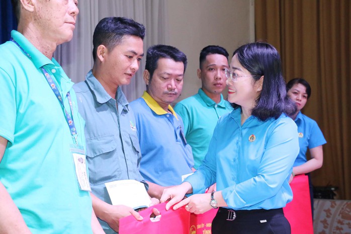 Doanh nghiệp lỗ nặng vẫn vay ngân hàng thưởng Tết 2 tháng lương- Ảnh 4. Doanh nghiệp lỗ nặng vẫn vay ngân hàng thưởng Tết 2 tháng lương- Ảnh 4.