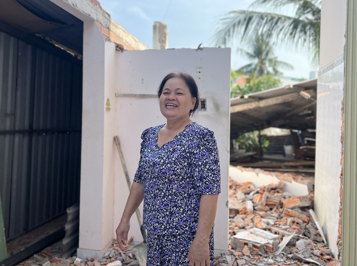 Vụ thi công cống thoát nước làm nứt tường: Người dân được sửa nhà đón Tết- Ảnh 1. Vụ thi công cống thoát nước làm nứt tường: Người dân được sửa nhà đón Tết- Ảnh 1.