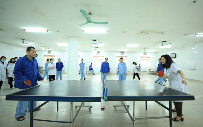 Bác sĩ Lê Thị Thanh Thu đánh bóng bàn với bệnh nhân Bác sĩ Lê Thị Thanh Thu đánh bóng bàn với bệnh nhân
