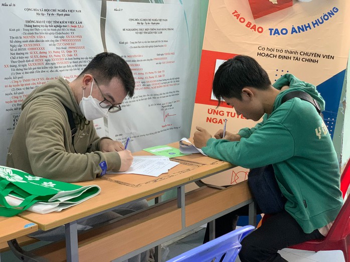 Người lao động làm hồ sơ nhận trợ cấp thất nghiệp tại Trung tâm Dịch vụ Việc làm TP HCM, tháng 11-2023 Người lao động làm hồ sơ nhận trợ cấp thất nghiệp tại Trung tâm Dịch vụ Việc làm TP HCM, tháng 11-2023