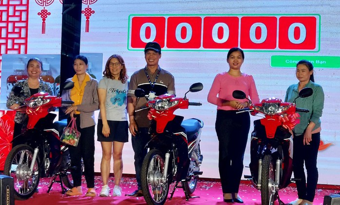 Công nhân Công ty TNHH May mặc Triple Việt Nam trúng thưởng xe máy tại chương trình “Vui Xuân Giáp Thìn - Đón Tết đoàn viên” Ảnh: MAI CHI Công nhân Công ty TNHH May mặc Triple Việt Nam trúng thưởng xe máy tại chương trình “Vui Xuân Giáp Thìn - Đón Tết đoàn viên” Ảnh: MAI CHI