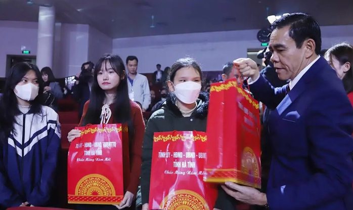 Hà Tĩnh: 4.881 suất quà tết đến với người nghèo trong dịp Tết- Ảnh 2. Hà Tĩnh: 4.881 suất quà tết đến với người nghèo trong dịp Tết- Ảnh 2.