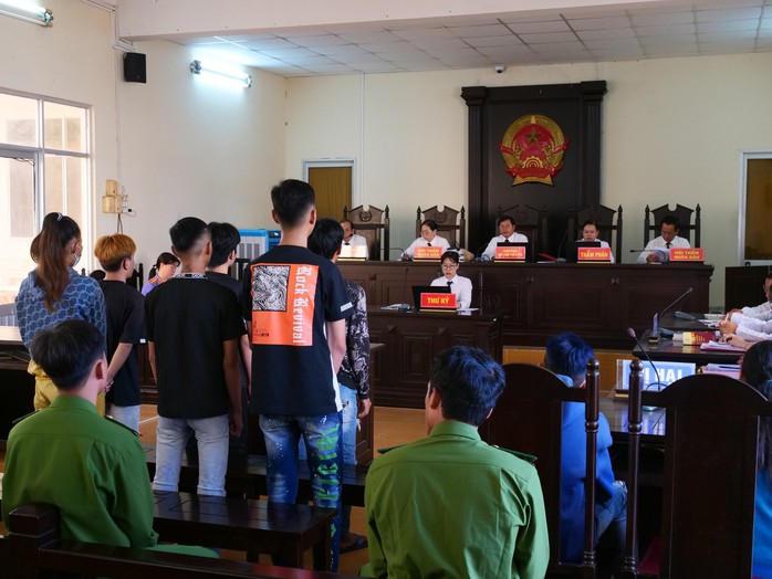 Xét xử nhóm người chém gã đàn ông qua phòng trọ sờ đùi phụ nữ- Ảnh 1. Xét xử nhóm người chém gã đàn ông qua phòng trọ sờ đùi phụ nữ- Ảnh 1.