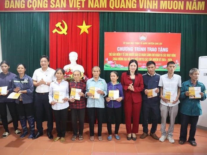 Hà Tĩnh: 4.881 suất quà tết đến với người nghèo trong dịp Tết- Ảnh 1. Hà Tĩnh: 4.881 suất quà tết đến với người nghèo trong dịp Tết- Ảnh 1.